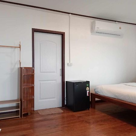 Hotel Koh Ngai Seafood Habitación foto