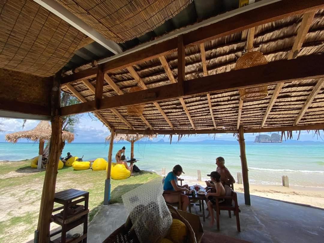 Hotel Koh Ngai Seafood Habitación foto