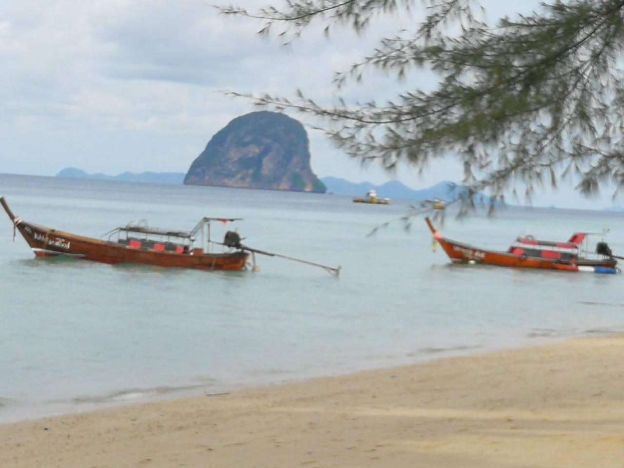 Hotel Koh Ngai Seafood Exterior foto