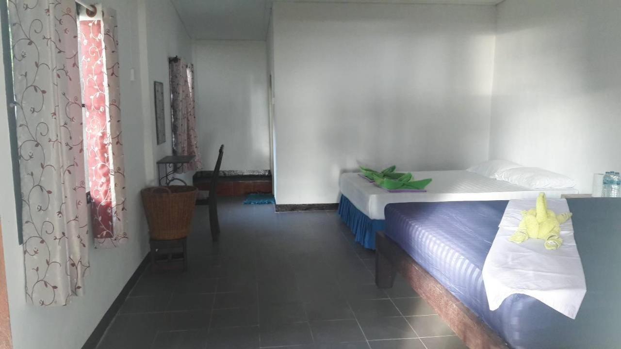 Hotel Koh Ngai Seafood Exterior foto